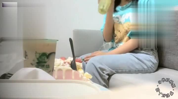 【灌醉不成就强奸】(已配字幕对白可射)高中学生妹网恋奔现被带到酒店灌不醉惨遭强奸! 预览截图 1