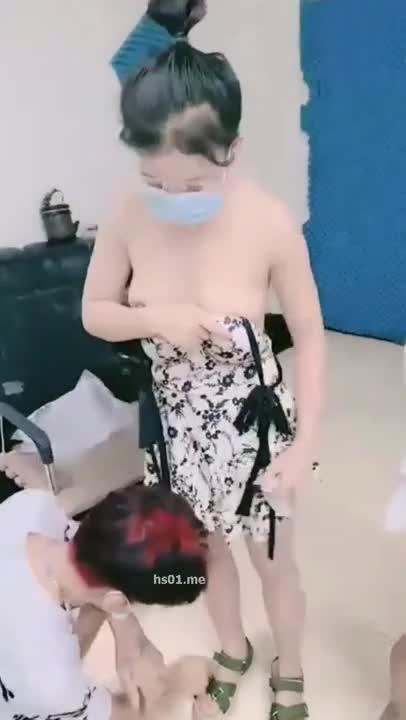 黑白配-小伙带着白嫩眼镜女友参加淫乱群 P,被黑鬼无情输出 嗷嗷叫心疼不已 预览截图 1