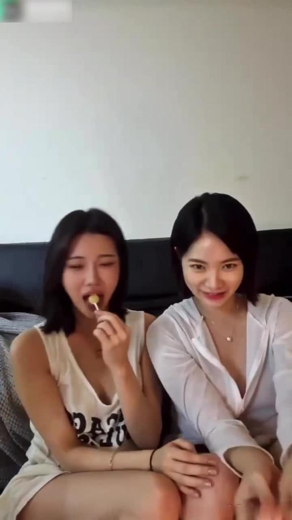 【三个萝莉玩百合女同】用手臂长的大黑牛互插无毛嫩穴 预览截图 5