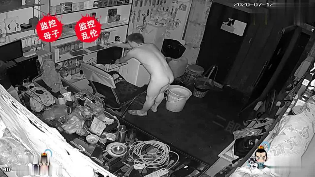 【摄像破解】打飞机妈妈突然来了,精虫上脑就地强上了老妈 预览截图 2