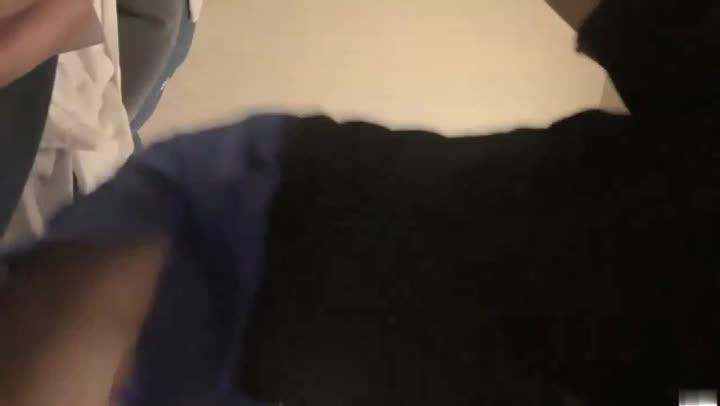 【探访按摩店】光头中年老男人老牛吃嫩草,忽悠19岁洗脚妹无套打炮 预览截图 5