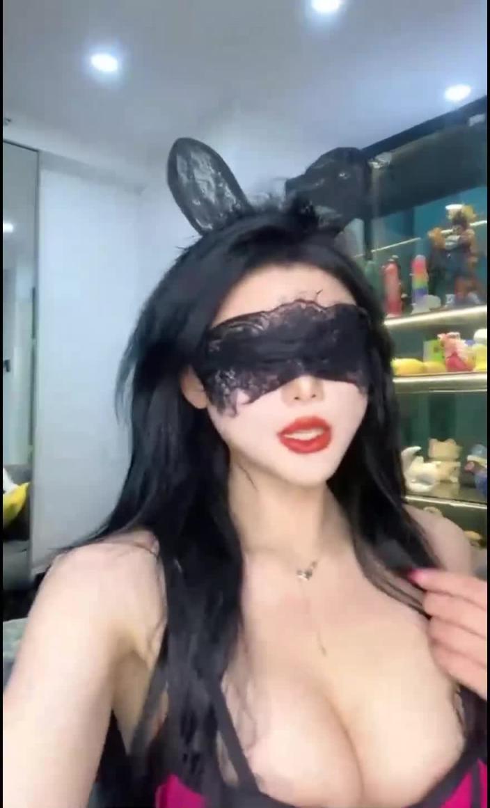 顶级尤物!爆炸SS身材!性感尤物网红女神,爆乳肥臀极品,珍珠内裤黑丝袜。 预览截图 1