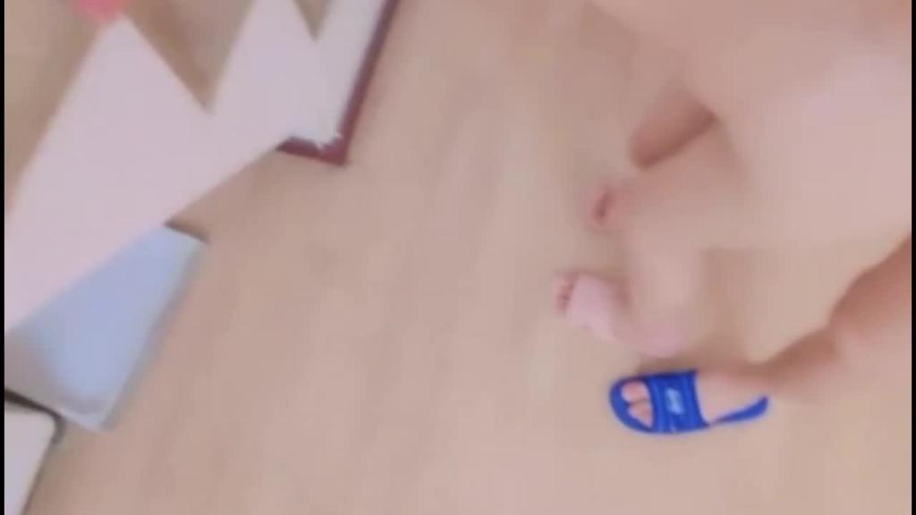 兄妹乱伦,萝莉妹子被哥哥随意玩弄 预览截图 3