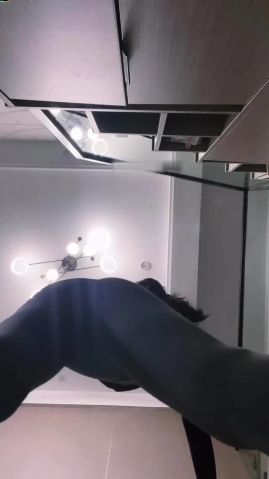 【S调教女王_美臀紧身瑜伽裤玩死你】听着主人羞辱你个贱狗，你很享受吧 预览截图 7