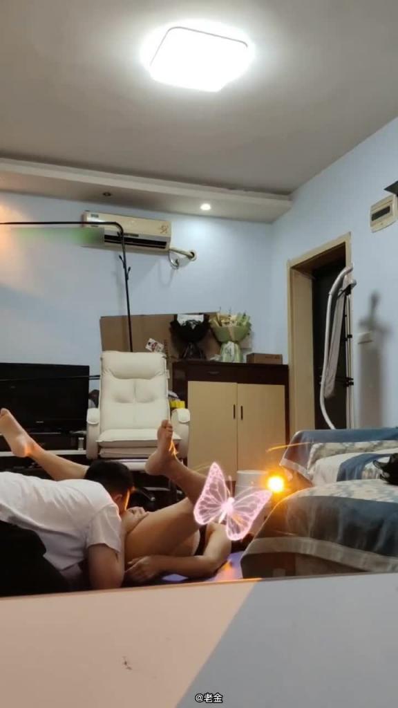史上最骚舅妈,四川44岁舅妈勾引20岁外甥乱伦,真实快手轻熟女阿姨多次出轨自拍视频泄露。 预览截图 1