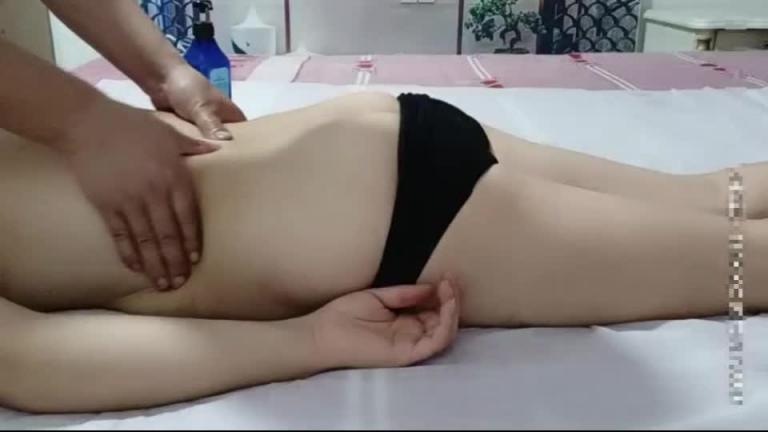 【福利】老中医SPA新作,高颜值漂亮学生妹第一次来按摩遭男技师爆菊花 预览截图 1