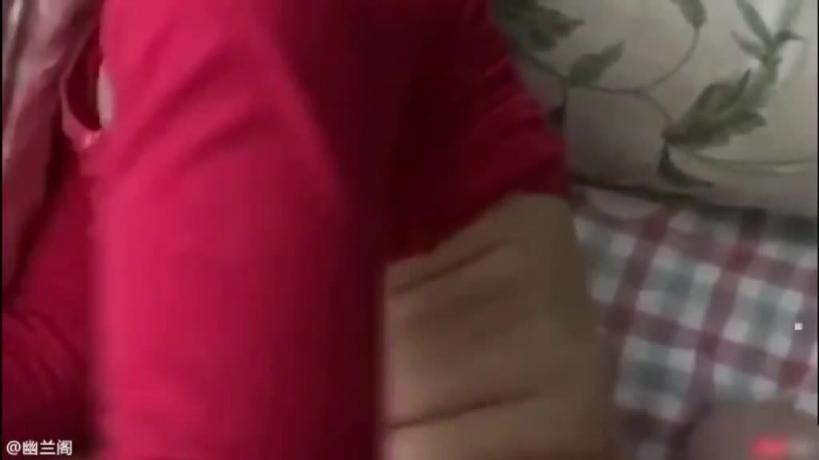【河南小伙半夜强奸亲生母亲】儿子不要乱来！妈妈拼命反抗不能让儿子插入！ 预览截图 2