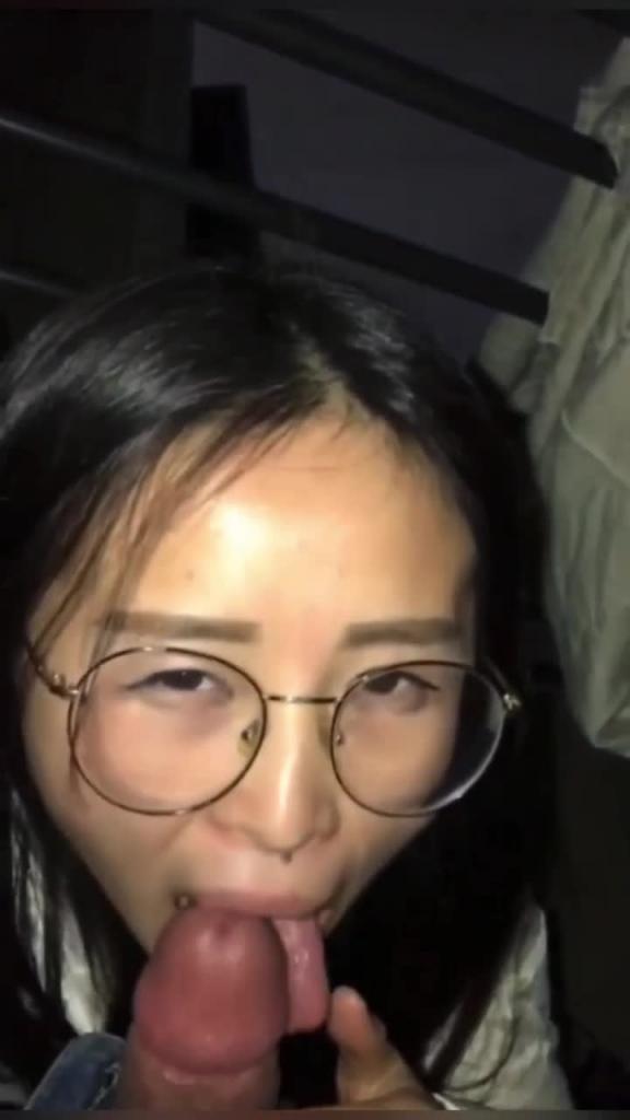 【成都女教授-媚黑门事件】喜欢黑人大鸡巴,都顶到子宫里去了 预览截图 1
