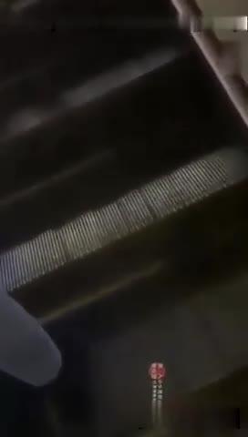 惊现呲尿哥,地铁见女孩就尿,街射偷怕底裤都弱爆了 预览截图 9