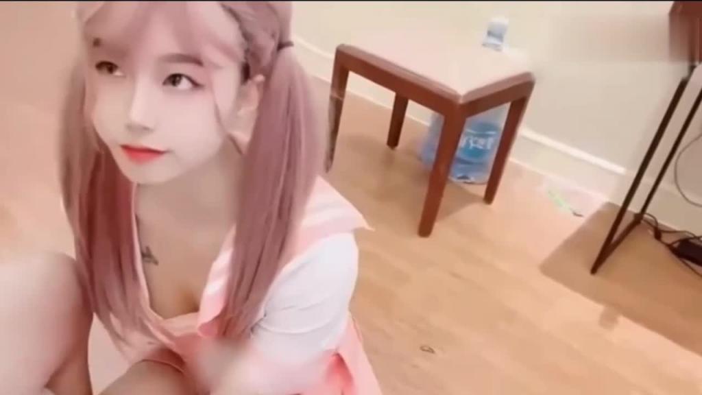 兄妹乱伦婷萝莉,妹妹蕾丝内裤真的香! 预览截图 1