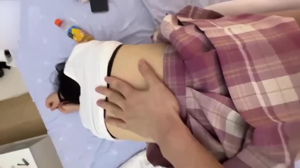 【强奸亲妹】乱伦强奸喜欢穿JK的妹妹买了一套衣服送给妹妹趁她试衣服冲进房间无套内射 预览截图 1