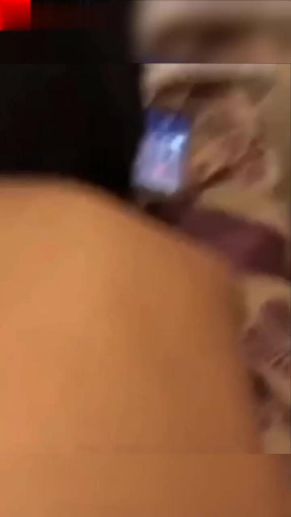 【偷情精选】边给黑鬼舔JB边给老公打电话！边艹岳母边给媳妇打电话！边偷情给闺蜜分享！ 预览截图 8