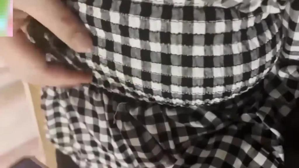 【姐弟乱伦】出租屋后入内射姐姐,抓着姐姐的大奶子追剧太骚了 预览截图 1