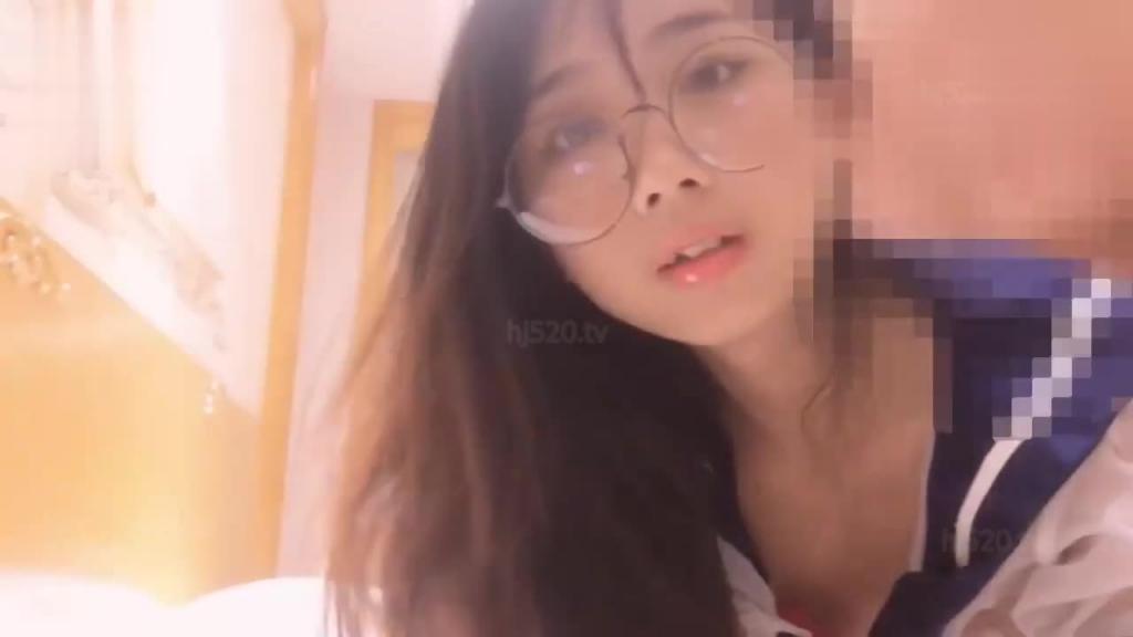 【极品校花】最新金钱诱惑女学生一个爱吐舌的萌妹子无套操嫩穴成为土豪玩物! 预览截图 9
