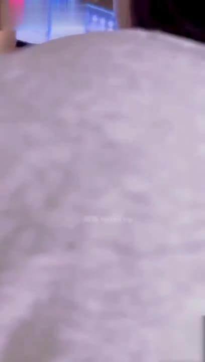 【兄妹乱伦】趁着妹妹在打王者不能动 一点点把她裙子脱下来了 预览截图 2