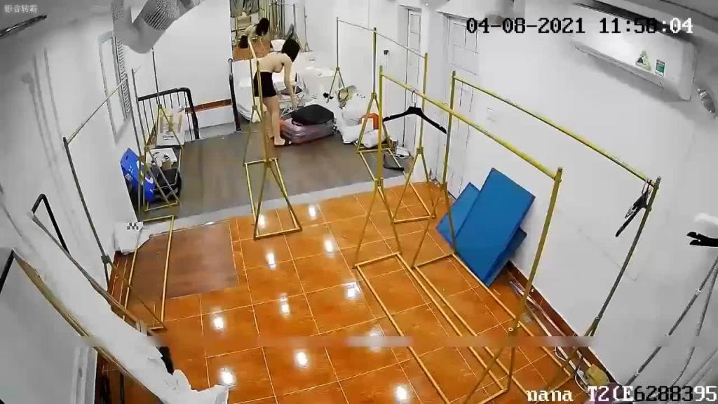 【高清监控】小姐姐直播带货过程换衣展示奶子挺屁股白 预览截图 2