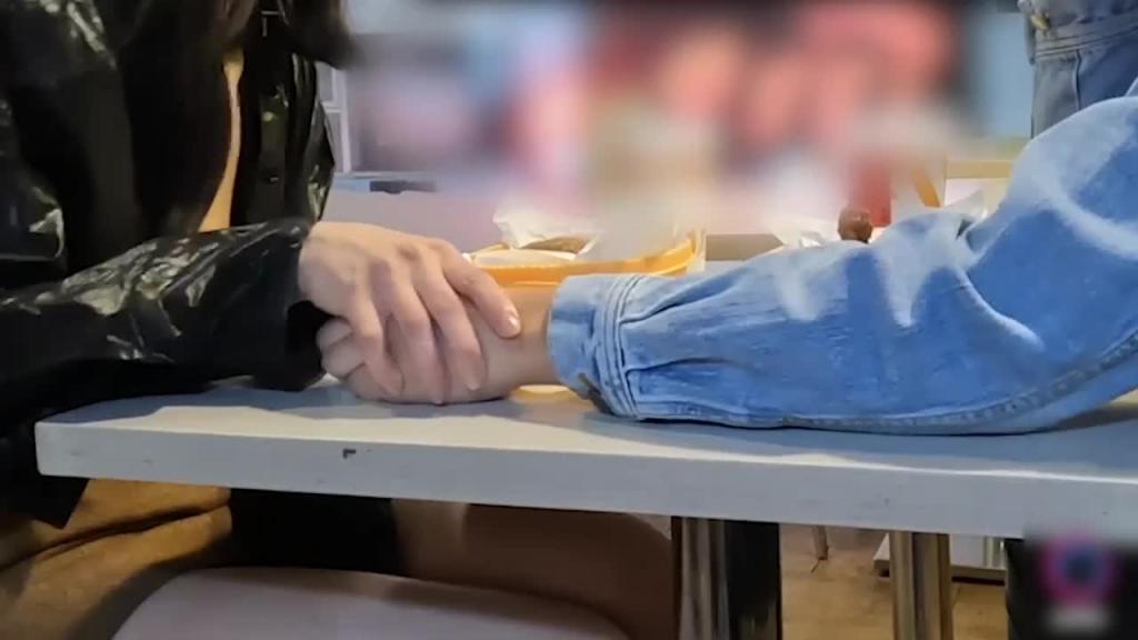 随机搭讪路人玩蒙眼式性爱 预览截图 2