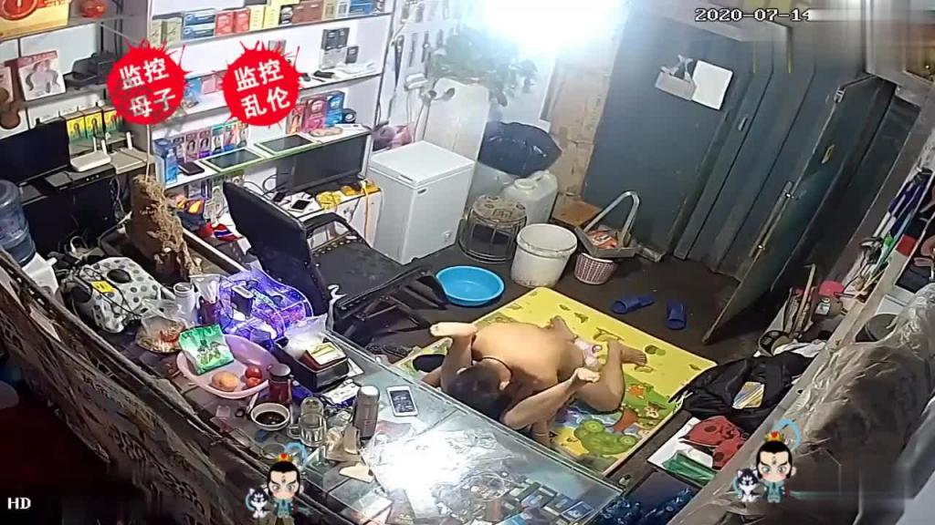 【摄像破解】打飞机妈妈突然来了,精虫上脑就地强上了老妈 预览截图 4