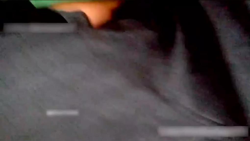 地铁奇葩街射系列,国内地铁真实顶警摩擦人当着几十个人掏出鸡巴时精在美女背后 预览截图 9