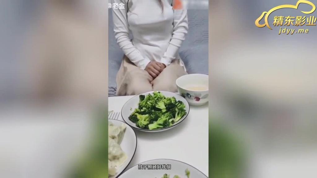 9乱伦大神酒后强上巨乳大嫂两次,嫂子给包饺子,吃完饺子操嫂子。 预览截图 4