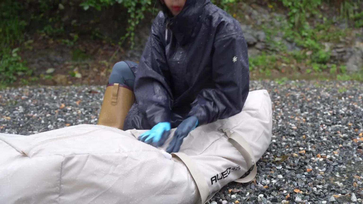 倾盆大雨中独自在破烂帐篷里露营 ASMR--yoyocamp 预览截图 12