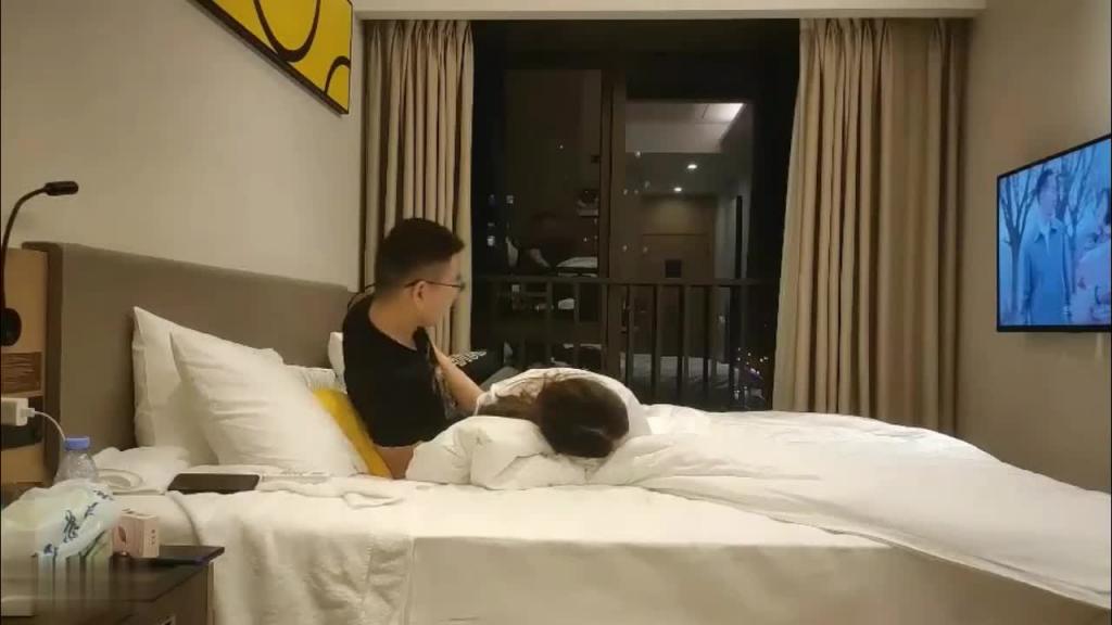 偷情美少妇,网聊女炮友带酒店玩一夜情狂操 预览截图 1