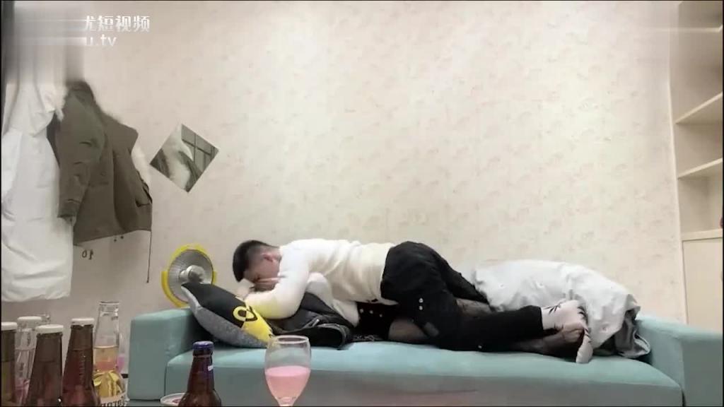 【灌醉强上大嫂】大嫂意志太坚定,小哥被咬到一身伤! 预览截图 2