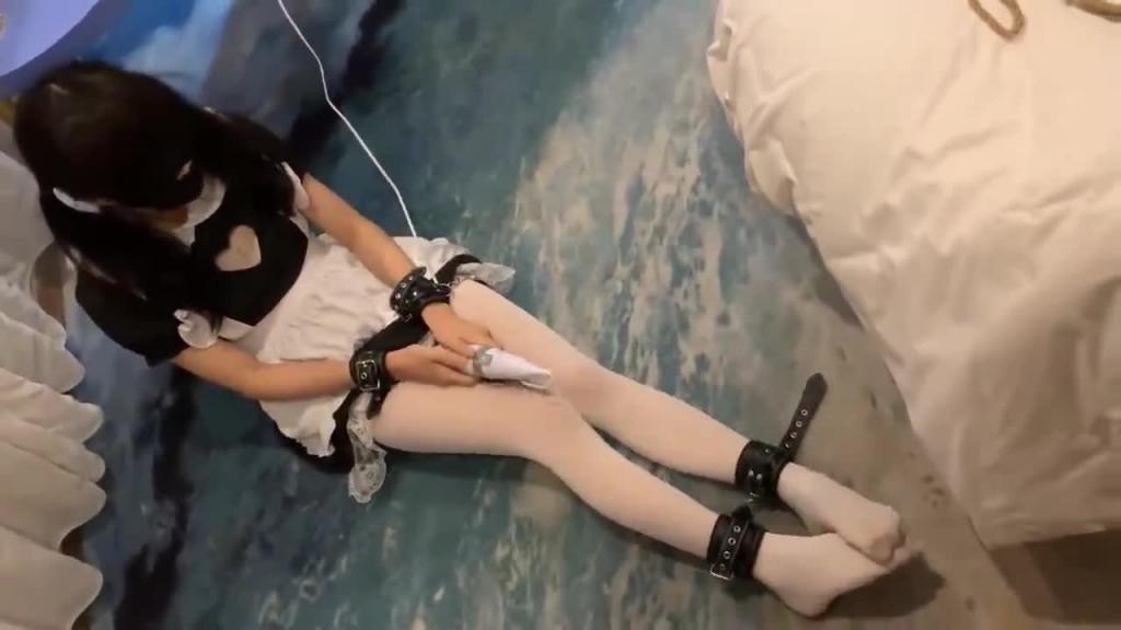 【调教母狗】调教清纯可爱反差女奴,鞭打虐待捆绑玩 预览截图 1