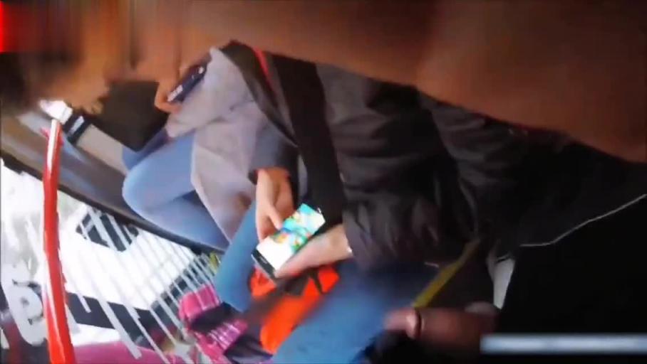 【你没看过的街射露鸟顶臀】公交车上露鸟大鸡巴戳到美女手上了 预览截图 8