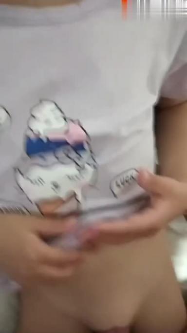 双飞女儿,兽父诱奸双胞胎女儿轮流玩弄播入,大鸡巴把嘴都撑爆了。 预览截图 4
