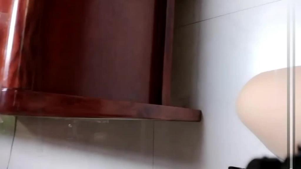 儿媳妇欲求不满竟勾引自己公公操她,可想老公不在家,操了她多少次了 预览截图 1