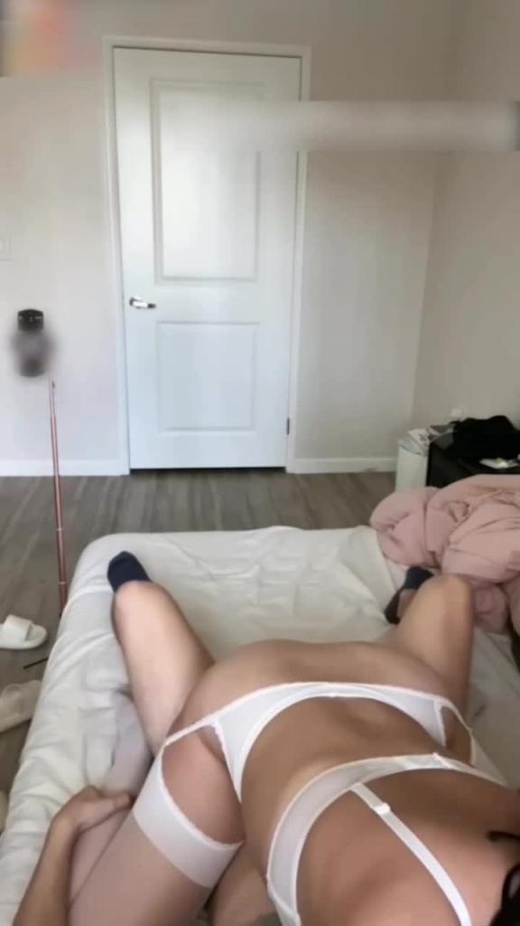 近期热门网红辣妹露娜酱最新剧情偷窥女室友强迫啪啪性爱 预览截图 5