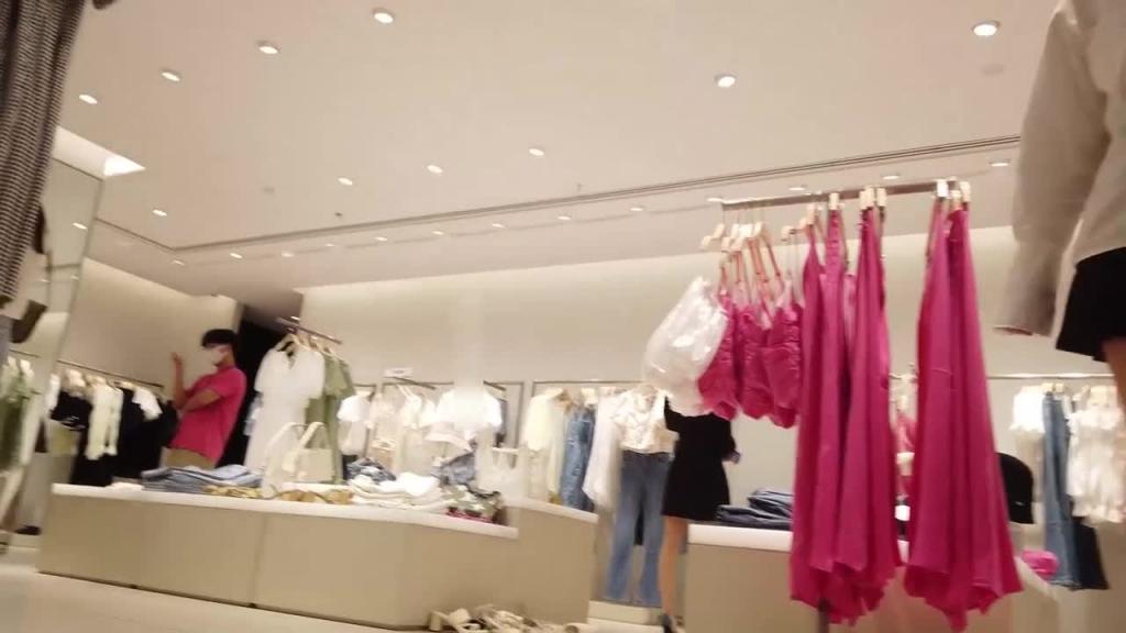 【抄底】高颜值御姐商场性感的裙底风光 预览截图 11