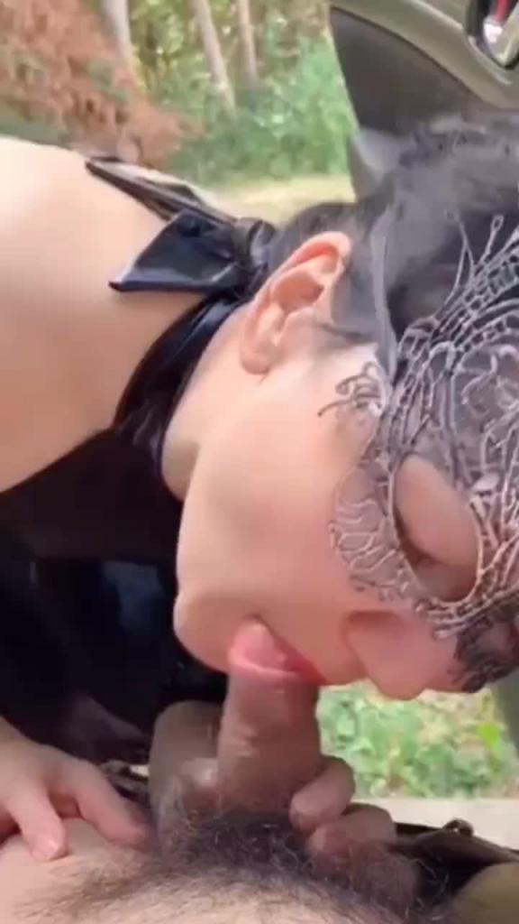 风韵犹存的老熟女户外露出抠逼 预览截图 4