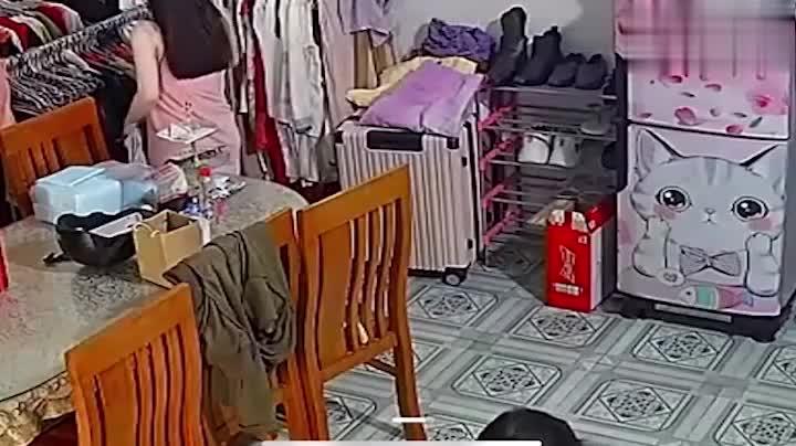 【精品偷拍】破解家庭摄像头,偷拍肤白貌美的美艳娇妻 预览截图 10