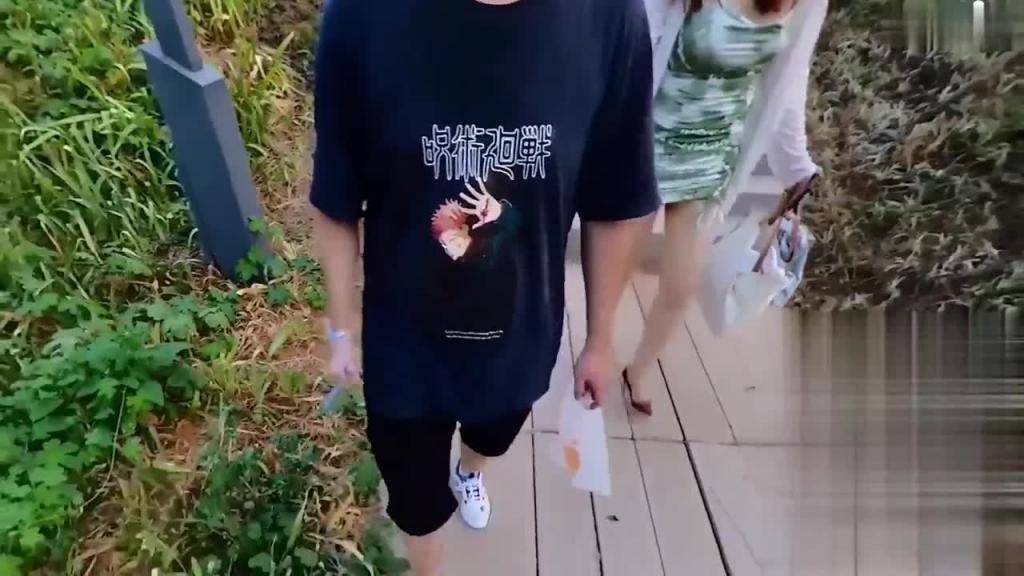 弟弟操表姐的骚逼，好光滑的丝袜高跟长腿，真舒服操着真带劲，性感包臀裙 预览截图 7