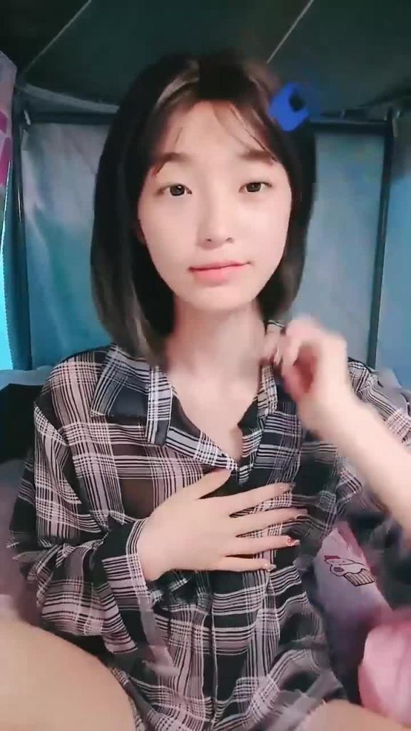 呜崽酱极品尤物美少女细腰美乳学生制服自慰 预览截图 1