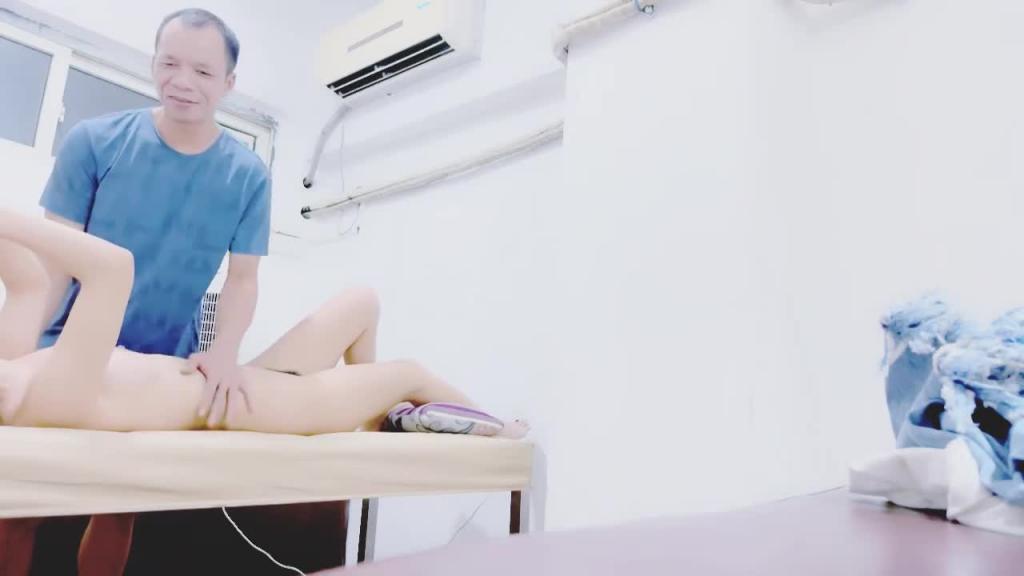 盲人按摩啊！少妇勾引这个大叔？还在线偷拍？ 预览截图 5