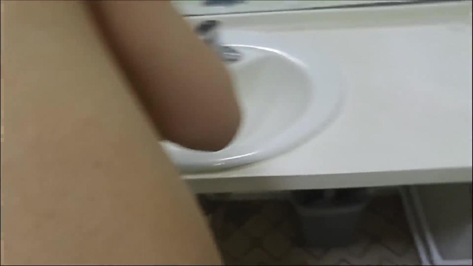 刚下班的银行小白领在洗手间一边和王经理打电话一边开操 预览截图 9