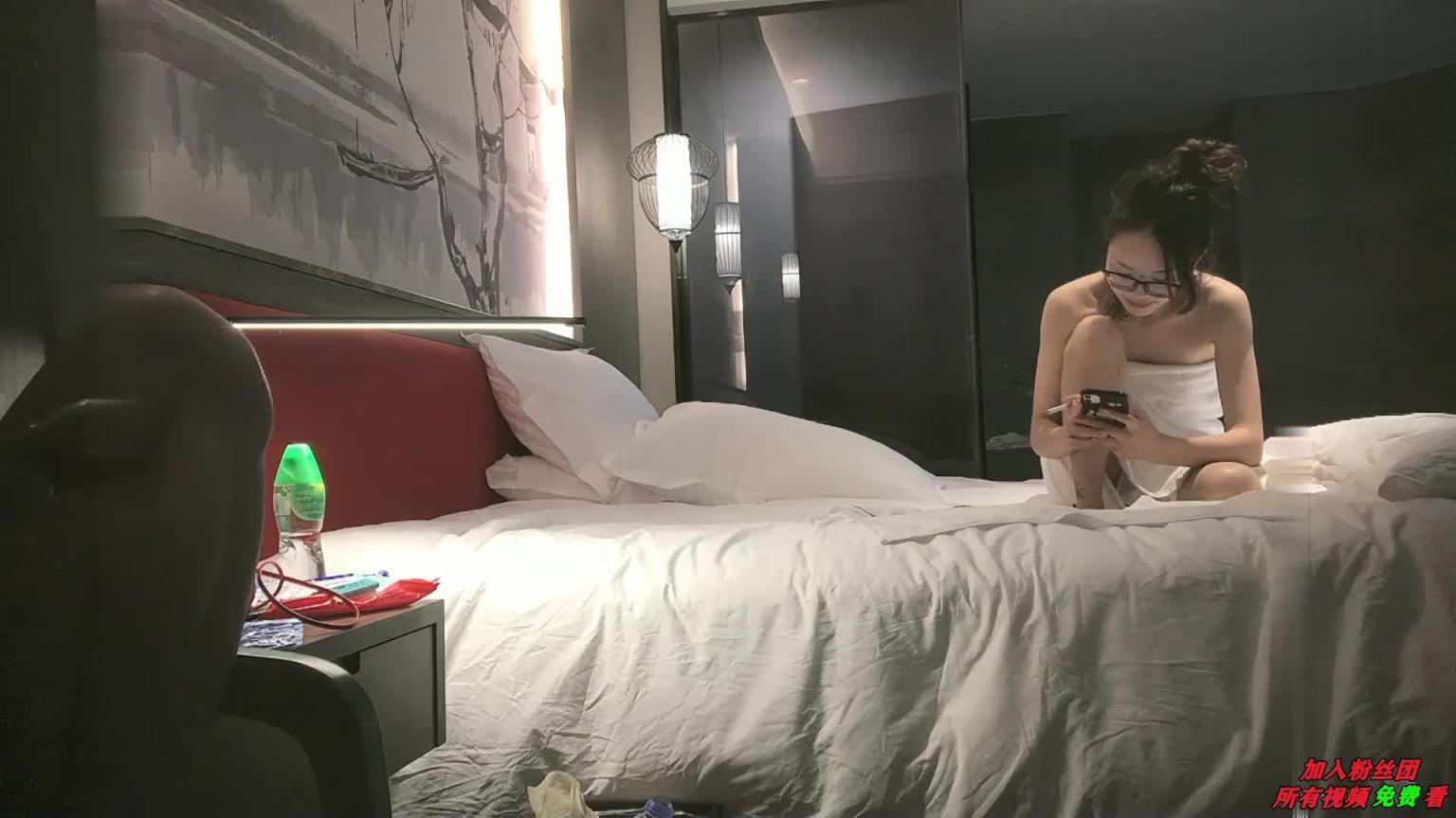 00后眼镜小萝莉！丝袜撕扯老金肆意玩弄 预览截图 1