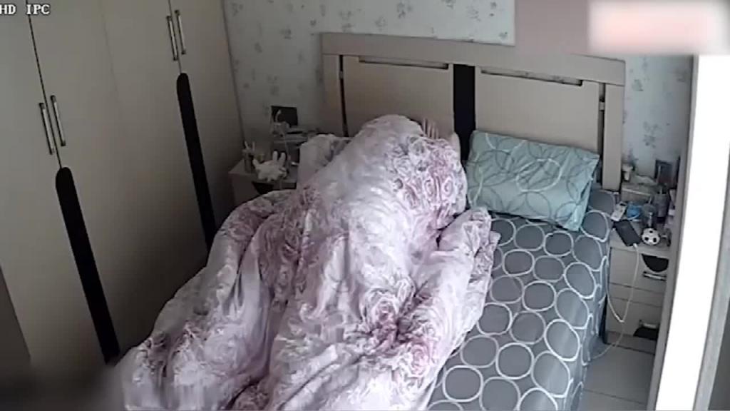 黑客流出重磅乱伦鬼父等妈妈上班后，掀开被子狂干女儿 预览截图 4