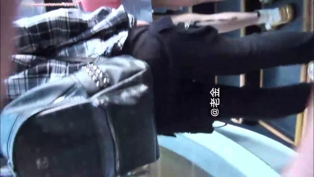 杭州商业街抄底50位美女,不穿内裤,逼里流出白色的液体。 预览截图 5