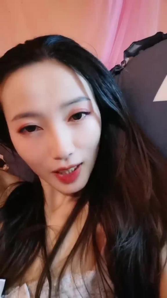 【网红爆料】长相文静甜美的长腿美臀妹子激情啪啪啪，连体白丝网袜上位打屁股无情打桩机 预览截图 1