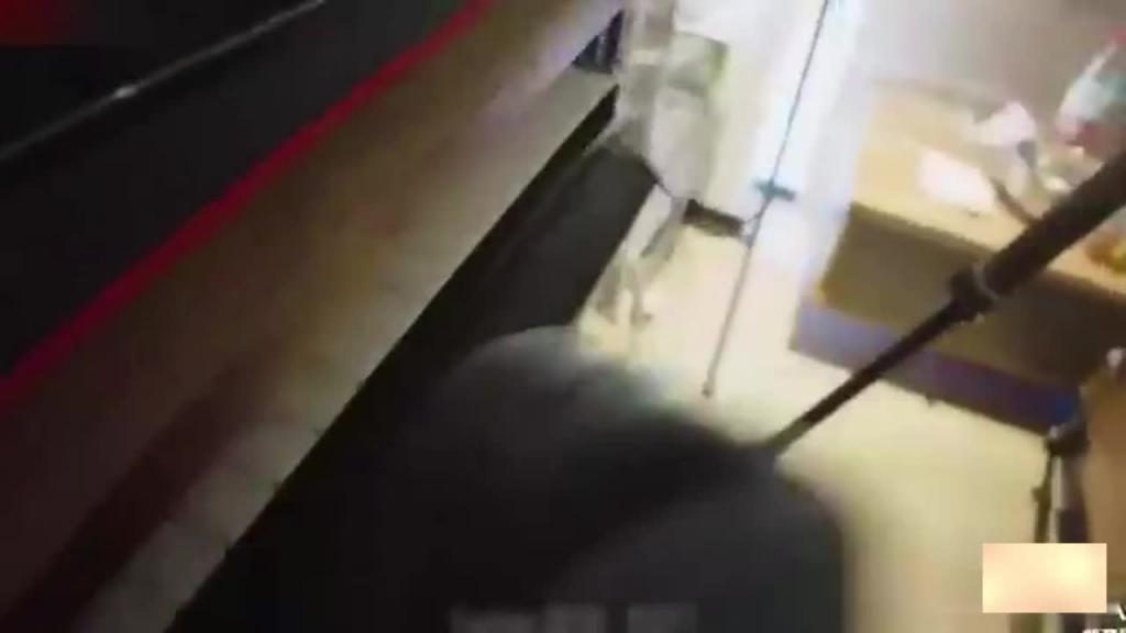 【兄妹乱伦】妹妹穿黑丝没忍住按住脖子无套内射 预览截图 7