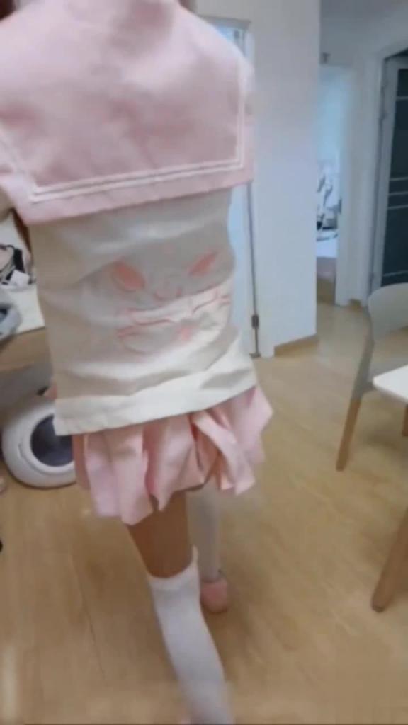 父女乱伦趁妈妈不在爆肏萝莉小女儿嫩逼爽得直接内射高潮 预览截图 4