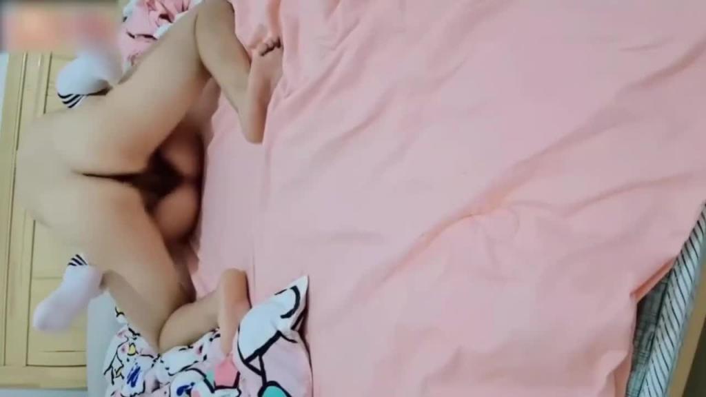 【父女乱伦】和女儿一起看黄片没忍住把女儿开苞白虎逼就这样被糟蹋 预览截图 5