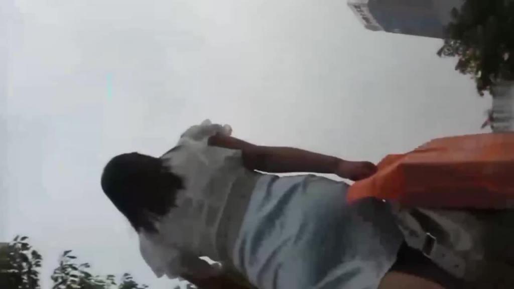 【咸猪手系列2】当街尾随强摸腿摸屁股,吓得小姐姐失声尖叫 预览截图 11