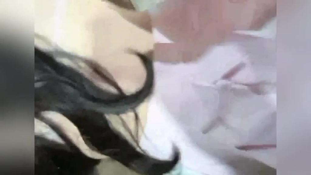精选真实姐弟乱伦两部合集完整版-厕所强上秦姐姐，精虫上脑把姐姐按在厕所里爆菊花 预览截图 11