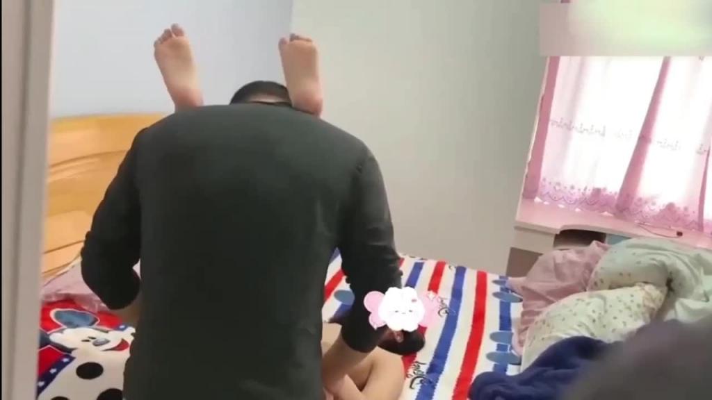 {真实诱奸继女}趁老婆不在家,继父诱骗继女上床乱伦,真是禽兽不如! 预览截图 10