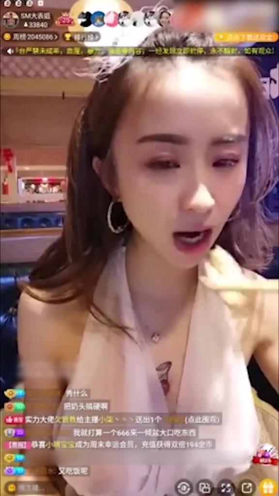 西安大表姐--∶不穿胸罩,餐厅疯狂露出,男厕尿尿,被网友揉胸,刺激极了! 预览截图 1